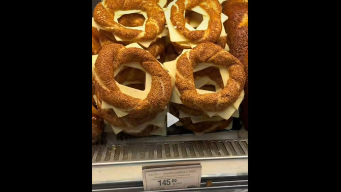 İstanbul Havalimanı Simit Sarayı Kaşarlı Simit 145 Lira! Sizin bu konu hakkında ki düşünceleriniz nedir?