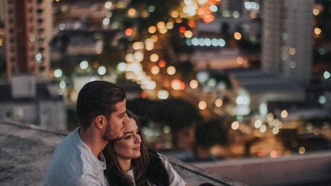 İnsan sevdiğine nasıl çekici geliyor? Gizemli duruşuyla mı, içten aşinalığıyla mı?