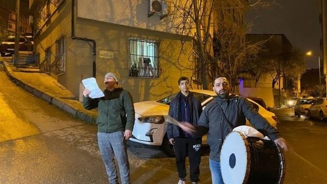 Ramazan davulcularını rahatsız edici ve para simsarı olarak görüyorum. Sizce de öyle değil mi?