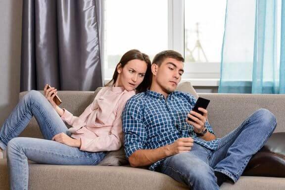 Aile üyelerinin telefonlarını karıştırır mısınız?