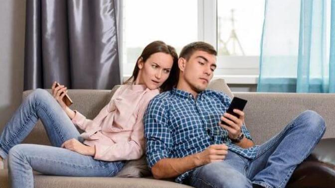 Aile üyelerinin telefonlarını karıştırır mısınız?