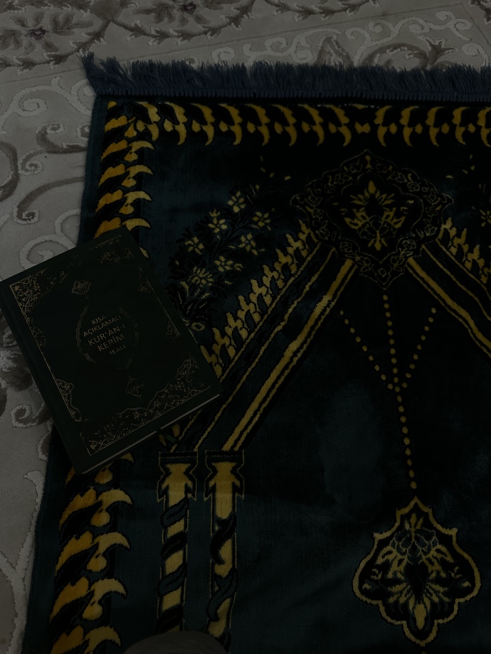 Kuran-ı Kerim meali yere koyulmaz mı?