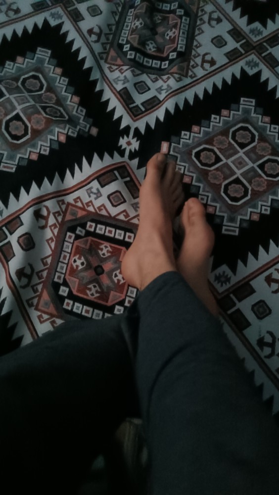 Arkadaşlar ayağım niye böyle moralim bozuk ya oje süremiyorum 🥺 kızın ayağı böyle mi olur ya?