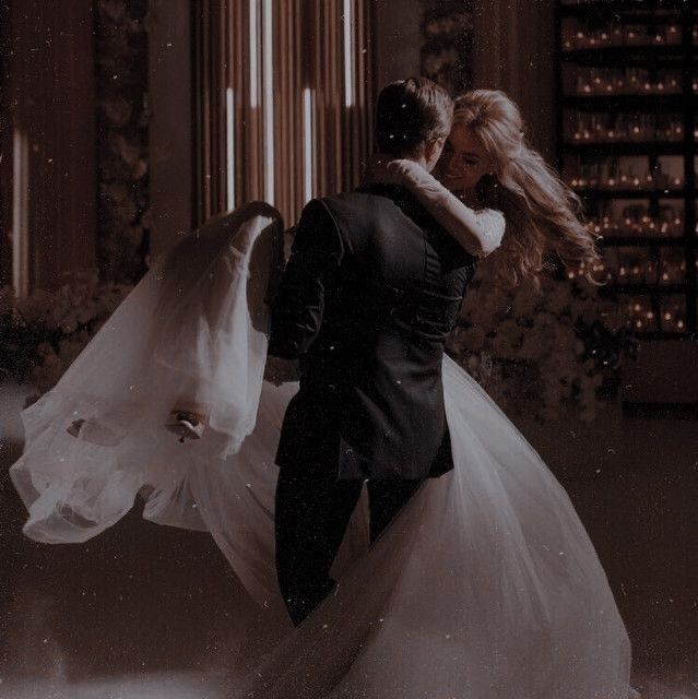 Evlilik ilk gece de damadın gelini kollarına alıp odaya girmesi şart mıdır?