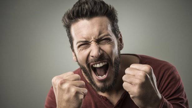 İnsanlarda en gıcık olduğun 3 hareket nedir?