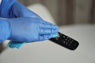 Kumanda silmek temizlik takıntısı olan insanların davranışı mıdır?