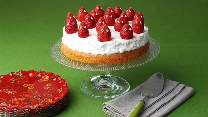 Dr. Oetker reklamındaki gözlü çileklerle süslü pastayı yapan oldu mu?