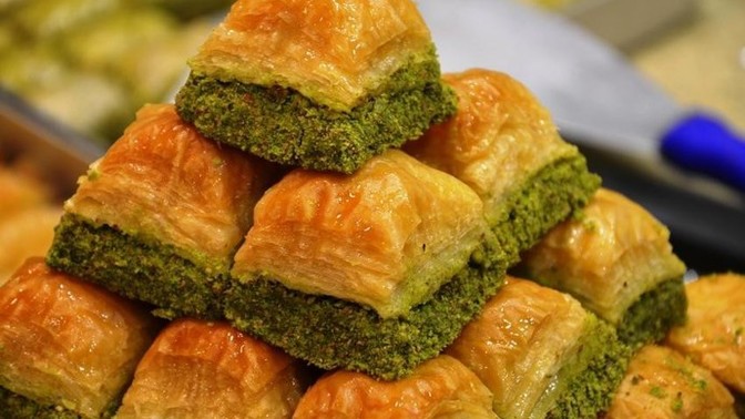 Günün tatlısını hazırlama işi sende midir yoksa dışarıdan gelen ev üyeleri veya eşin mi alır?