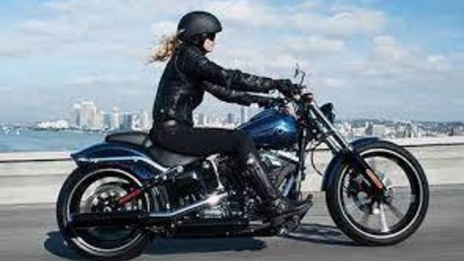 Sevgilim motor kullanmama izin vermiyor ve bazı konularda kısıtlamaya çalışıyor. Sizce haklı mı?