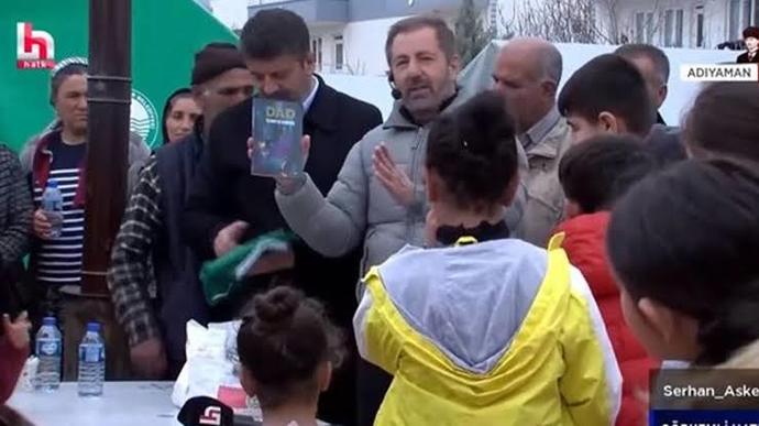Halk tvnin deprem bölgesinde ki canlı yayın da Selahattin Demirtaşın kitabının reklamını yapması hakkın da ne düsünüyorsunuz?