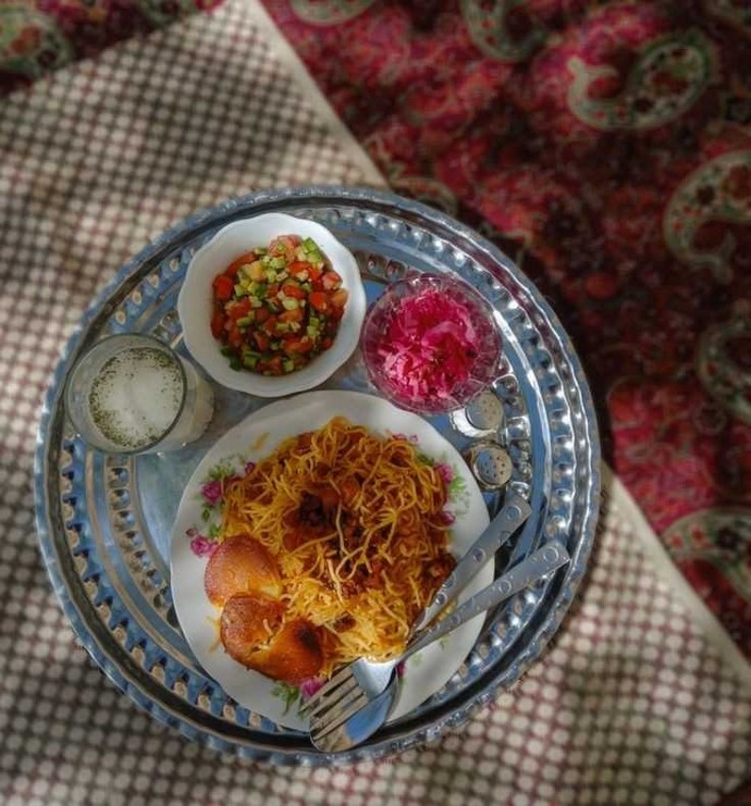 Yer sofrasında yemek yemek utanılacak bir şey mi?