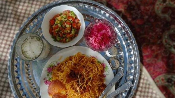 Yer sofrasında yemek yemek utanılacak bir şey mi?