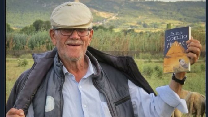 Dünyaca ünlü yazar Paulo Coelho, Simyacı kitabıyla poz veren bir Türk çobanın fotoğrafını paylaştı. Simyacı kitabını okudunuz mu?