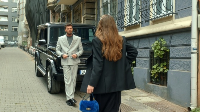 Aile dizisinin film seti bizim sokakta kurulmuş. Gidip bana göre rol var mı diye sorsam mı acaba 😅?