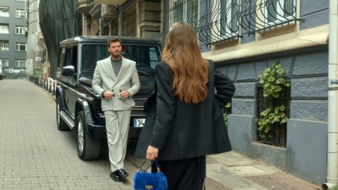 Aile dizisinin film seti bizim sokakta kurulmuş. Gidip bana göre rol var mı diye sorsam mı acaba 😅?