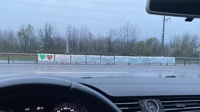 Kocaeli'de bir vatandaşımız, eşinden özür dilemek için yol kenarını pankartlarla doldurdu. Böyle bir özrü kabul eder misiniz?