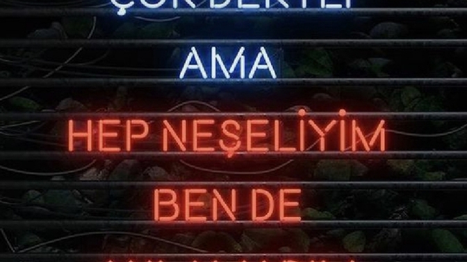 Hem çok dertli hem de çok neşeli, ikisini bir arada yaşadığın oluyor mu?