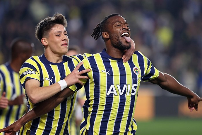Fenerbahçe, Trabzonsporu 3-1 yenerek bu sezon ilk kez derbi kazandı. Sizce maçın oyuncusu kimdi?