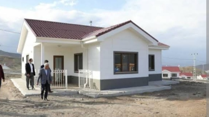 Deprem bölgesinde yapım aşamasındaki köy evleri bayramda teslim edilecekmiş. Bu konu hakkında ne düşünüyorsunuz?