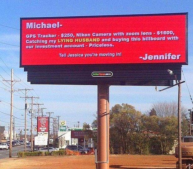 Michael, GPS izleyici 250 dolar, Nikon Zoom lensi ile birlikte 1600 dolar. Yalan söyleyen kocamı yakalamanın ve bu afişi birikim hesabımızdan ödemek ise paha biçilemez… Jessica’ya taşınacağını söyle!