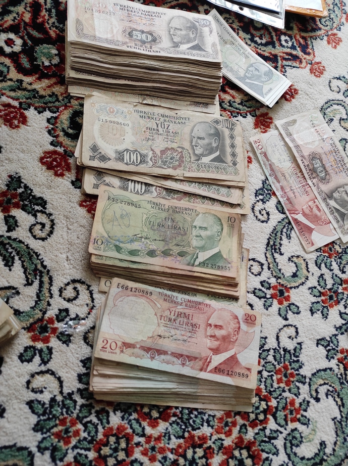 Rahmetli dedemin sandığından bir sürü para çıktı napalim bunları?