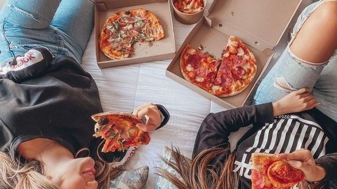 Evde yemek yapmayı mı seviyorsun yoksa Eve yemek söylemeyi mi?