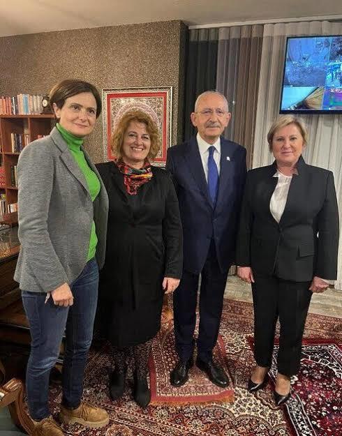 Kemal Kılıçdaroğlu ayakkabısıyla seccadeye basmış. Bunların dine neden saygıları yok?