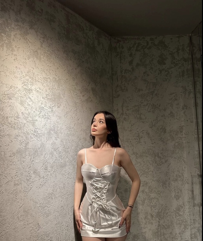 Bu elbisenin modeli nasıl?