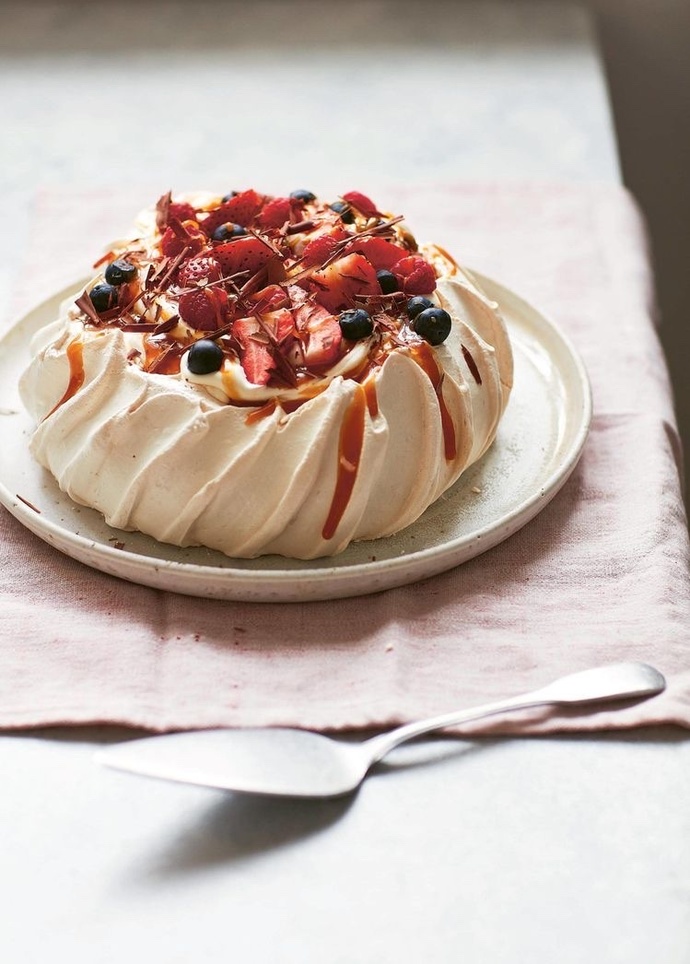 Siteden kiminle/kimlerle beraber Pavlova yemek isterdiniz?