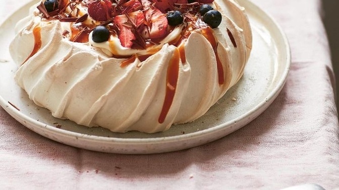 Siteden kiminle/kimlerle beraber Pavlova yemek isterdiniz?