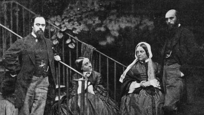 Genellikle eski fotoğraflarda insanlar neden gülümsemez?