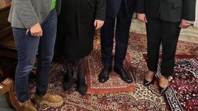 Kemal Kılıçdaroğlu seccadeye basmış, babam diyor ki bilerek bastı sakın oy verme. Sence bilinçli mi yaptı?