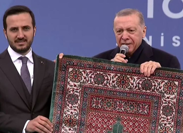 Törene damga vuran anlar! Cumhurbaşkanı Erdoğan, seccadeyi kaldırıp Kılıçdaroğluna göndermede bulundu , Ne Düşünüyorsunuz?