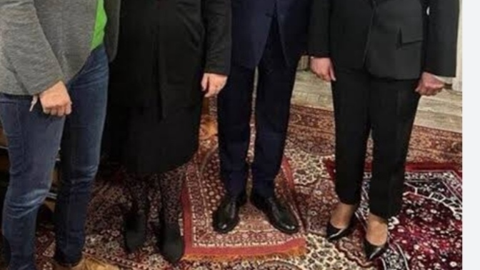 Seccadeye basarak fotoğraf çektiren bir cumhurbaşkanı ülkeyi yönetebilir mi?