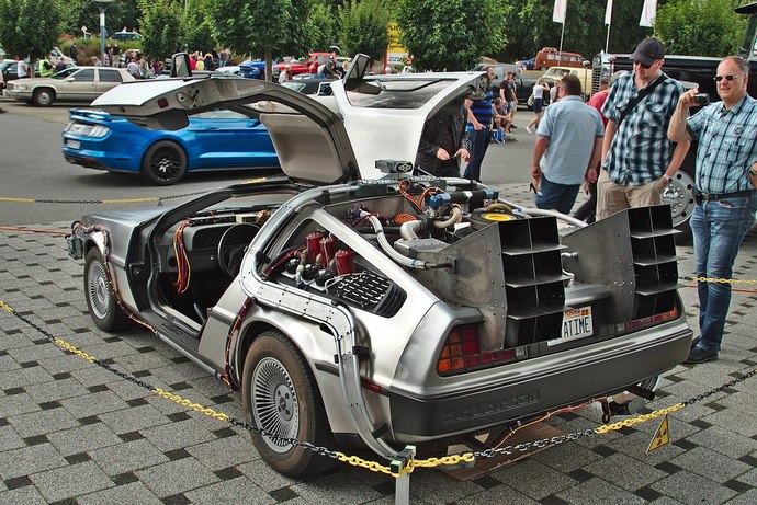 Back to Future DeLorean DMC 12 arabasının evrenin en mükemmel arabası olması mı?