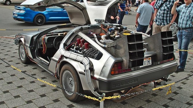 Back to Future DeLorean DMC 12 arabasının evrenin en mükemmel arabası olması mı?