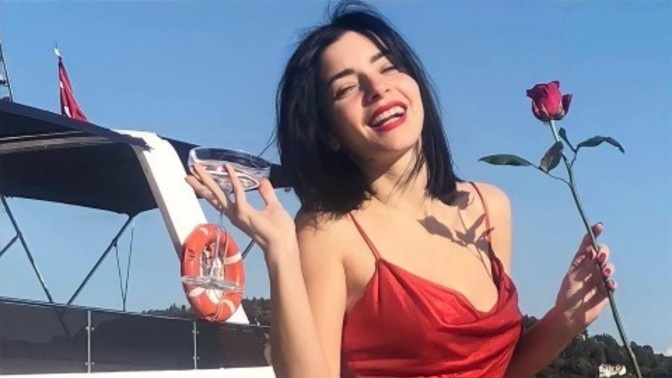 Kendi kendine gülen insanlara neden deli damgası vurulur?