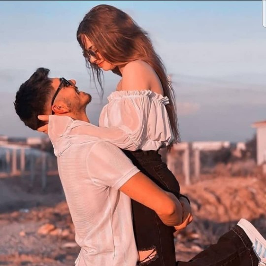 Sence uzak mesafeli ilişkilerde kesinlikle kadın ya da erkekten biri aldatır mı?