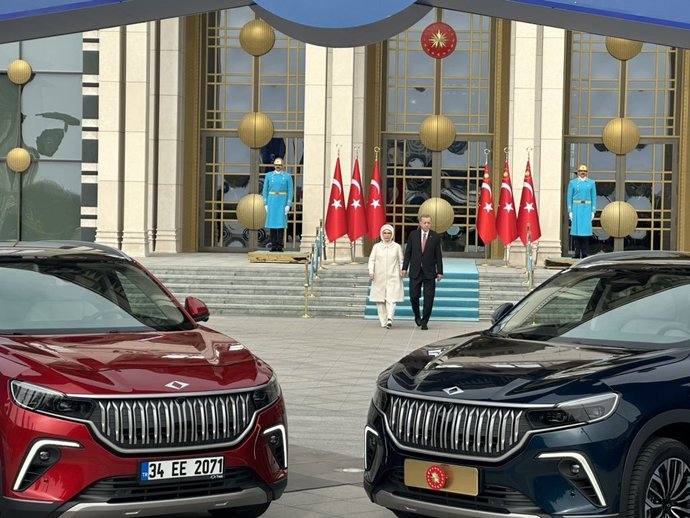 Recep Tayyip Erdoğan ve eşi, ilk TOGG araçlarını teslim almış. Sizin arabanız var mı?