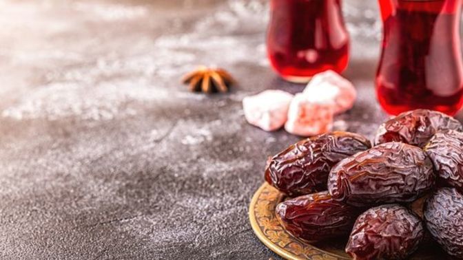 Düzensiz âdet kanaması olan bir bayan oruçlarını nasıl tutmalıdır?