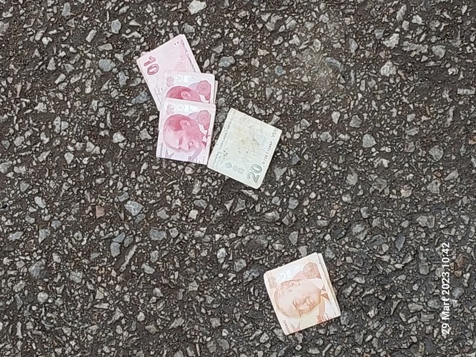 Yolda yürürken 100 TL buldun sevgiline hediye mi alırsın kendine menü mü ısmarlarsın?
