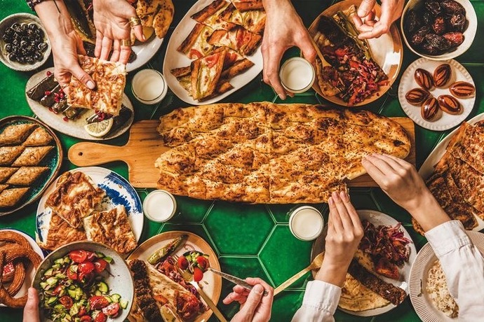 İftara davetli birisi giderken ne götürmeli?