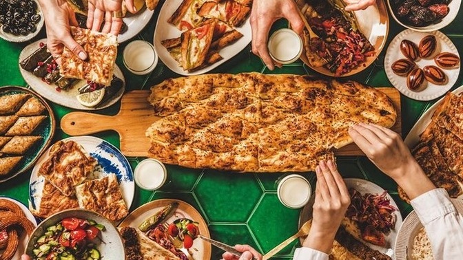 İftara davetli birisi giderken ne götürmeli?