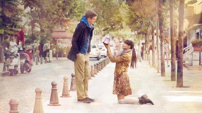 Bir kızın bir erkeğe çıkma teklifi etmesi normal durum mu?