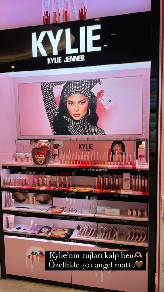 Selena nın makyaj standı mı daha havalı Kylie nin makyaj standı mı?