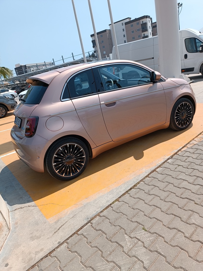 Tesla Model Y'nin Türkiye fiyatı 1 milyon 548 bin TL! Ne iş yaparsak bu arabayı alabiliriz?