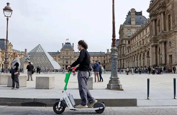 Pariste elektrikli scooterların kullanımı yasaklandı. Sizce her yerde yasaklanmalı mı?
