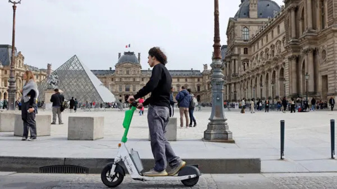 Paris'te elektrikli scooterların kullanımı yasaklandı. Sizce her yerde yasaklanmalı mı?