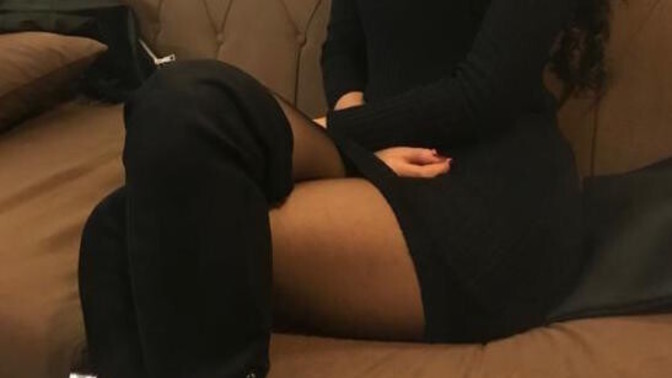 Kızlar, Penti'de çalışan kız arkadaşımın sürekli mini etek ve ince çorap giymesi normal mi?