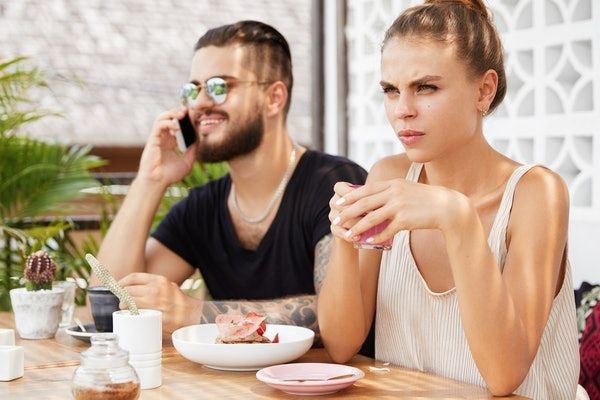 Toplum içerisinde sergilenen hangi davranışlar sizi rahatsız eder?